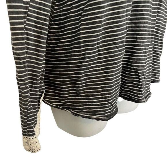 Little Yellow Button Anthropologie Striped Long Sleeve V-Neck Gray Knit Top M - Picture 2 of 16